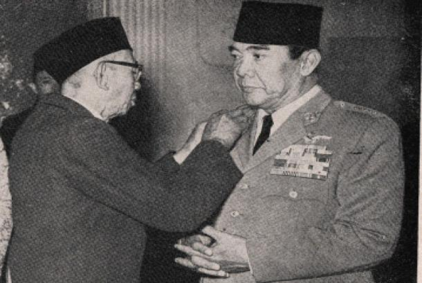 Presiden Sukarno pada 1965. Tak Punya Uang, Sukarno Lelang Peci Kesayangan untuk Bayar Zakat Fitrah. Foto: Dok. Republika