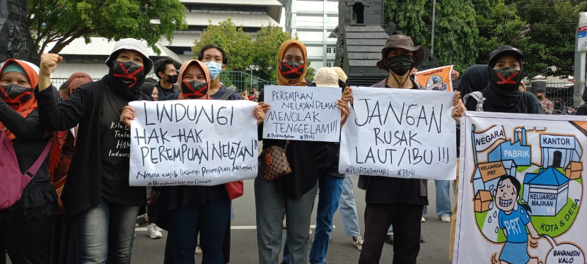 Anggota Persaudaraan Perempuan Nelayan Indonesia (PPNI) melakukan aksi di DPRD Jawa Tengah, meminta agar hak-hak mereka dipenuhi (foto: dokumentasi ppni).