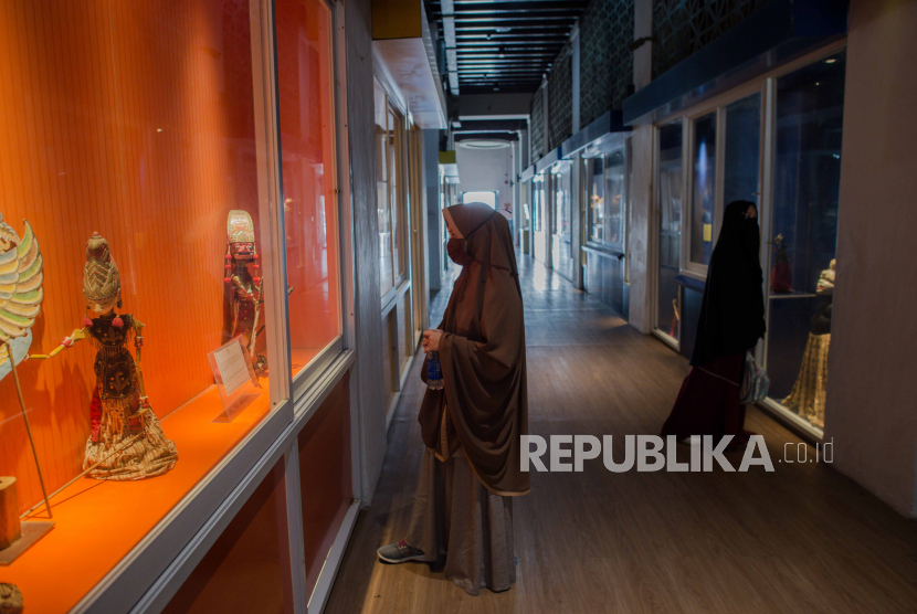 Pengunjung melihat-lihat koleksi di Museum Wayang Jakarta. Foto: Republika.