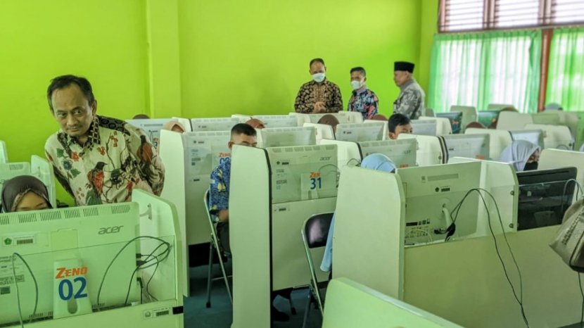 Direktur KSKK Madrasah M Isom Yusqi meninjau pelaksanaan KSM Kabupaten/Kota 2022. Foto : kemanag.go.id