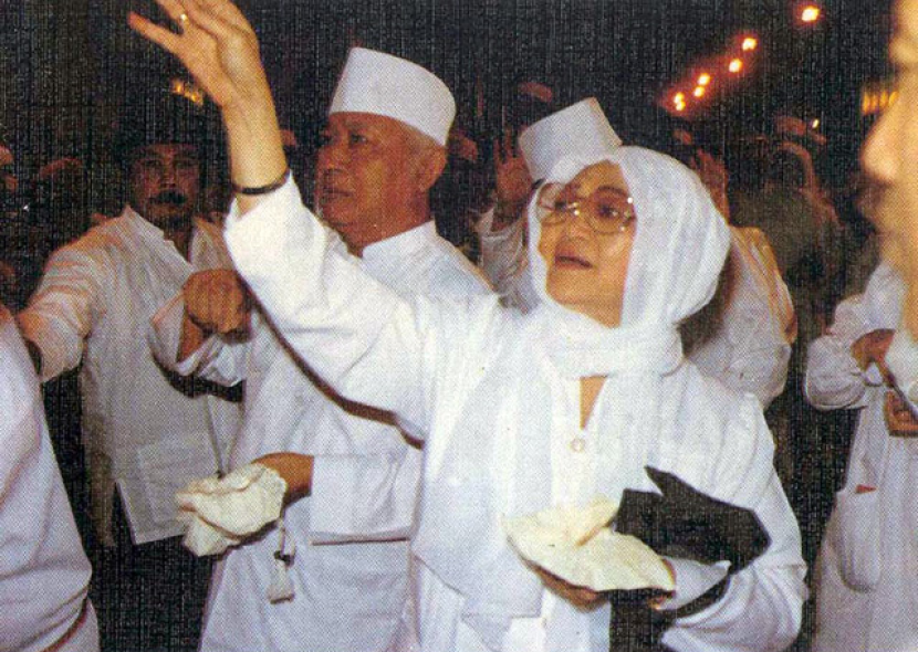 Pak Harto dan Ibu Tien melempar jumrah saat naik haji di tahun 1990-an.