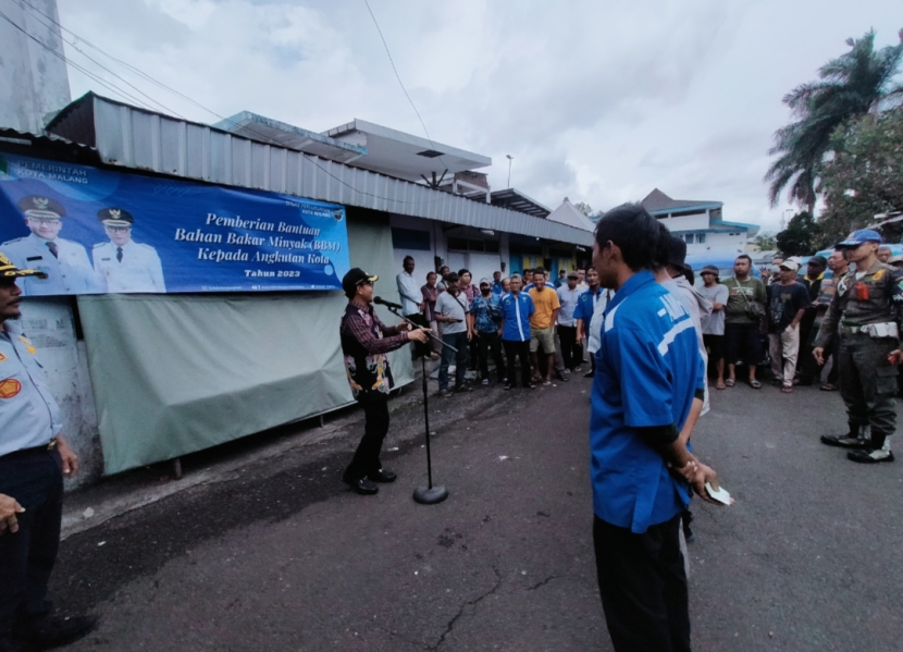 Ribuan kendaraan angkutan kota (angkot) menerima bantuan subsidi BBM dari Pemerintah Kota (Pemkot) Malang di Terminal Arjosari, Kota Malang, Jumat (14/4/2023). Foto: Wilda Fizriyani
