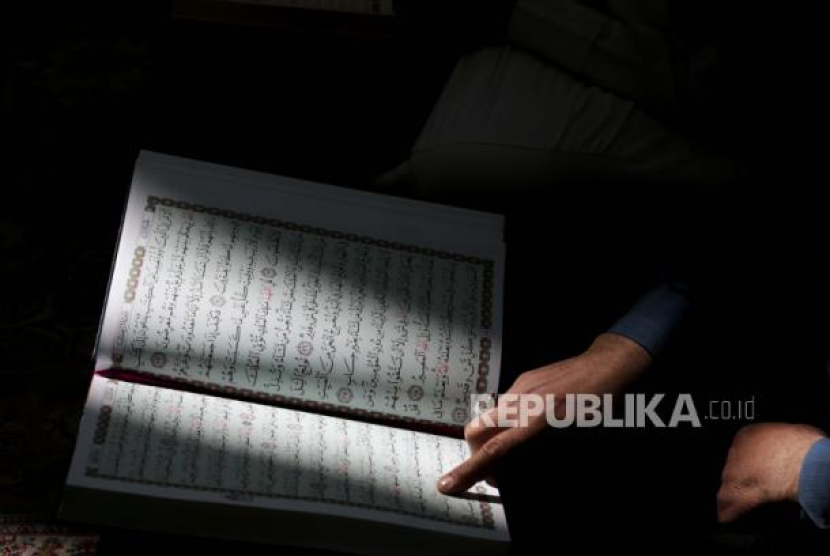 Umat Islam membaca Alquran pada bulan suci Ramadhan di Masjid Imam Ali di Najaf, Irak, Sabtu, (25/3/2023). Tafsir Surah Al Baqarah Ayat 183: Perintah Puasa Wajib Bagi Orang Beriman. Foto: AP Photo/Anmar Khalil