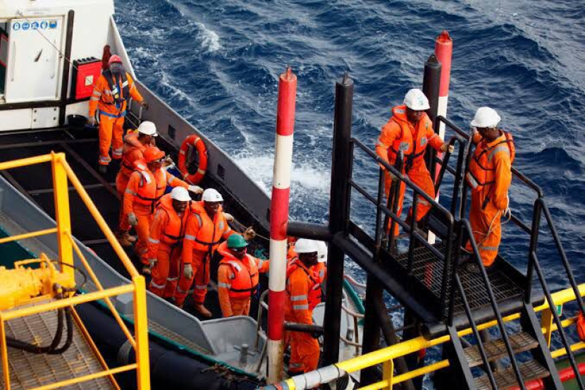 Kkapal berbendera Indonesia yang melakukan pengangkutan dan pemindahan personel industri, khususnya untuk kegiatan industri lepas pantai. (Dok. Matapantura.republika.co.id)