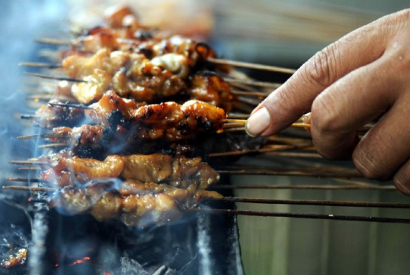 Sate Blora. Pedagang sate di Jalan Blora terpaksa dipindah setelah panti pijat dan klub malam dibangun. Foto: Republika.