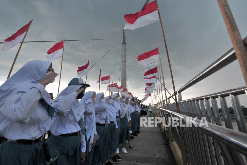 Hormat bendera. Hormat kepada bendera merah putih diperbolehkan asal tidak ada niat menyembah atau menuhankan. Foto: Republika.