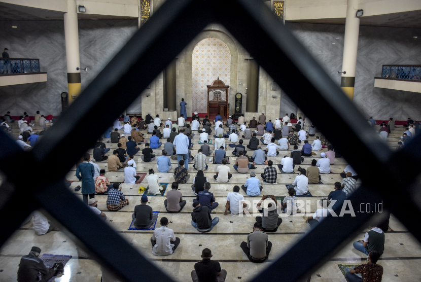 Jamah mendengarkan khutbah saat ibadah Sholat Jumat di Masjid Raya Bandung, Jalan Dalem Kaum, Kota Bandung, Jumat (11/3/2022). Foto: Republika/Abdan Syakura 