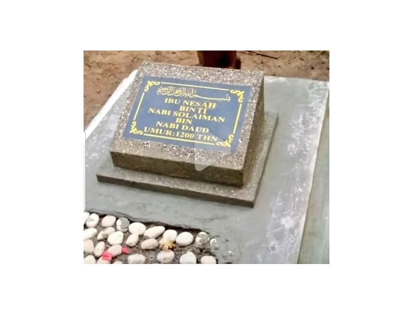 Nisan makam keramat bertuliskan Ibu Nesah binti Nabi Sulaiman Bin Nabi Dauh, Umur: 1.200 tahun, hebohkan warga Cisoka, Tangerang. Foto: Tangkapan layar.