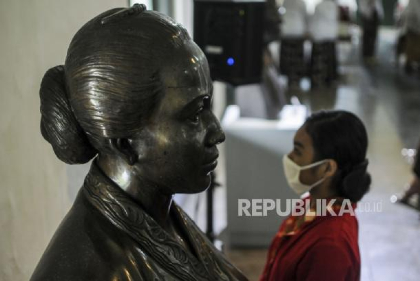 Siswa Sekolah Darurat Kartini berdiri di dekat patung RA Kartini saat upacara peringatan Hari Kartini di Museum Kebangkitan Nasional, Jakarta, Kamis (21/4/2022). Kegiatan tersebut digelar untuk memeriahkan dan memperingati Hari Kartini. Foto: Republika/Putra M. Akbar