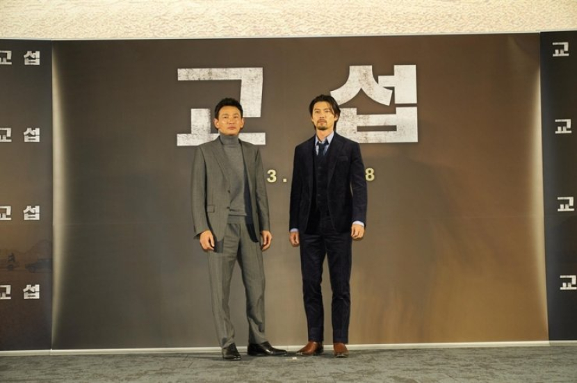 Aktor Hwang Jung-min Hyun Bin berpose di depan kamera selama konferensi pers di Seoul untuk mempromosikan film 