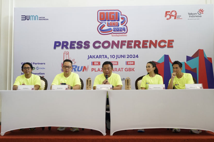 Direktur Utama Telkom Indonesia, Ririek Adriansyah (tengah) berbicara pada acara konferensi pers 'Digiland Run 2024' di Jakarta Senin (10/6/2024). Lomba lari ini digelar dalam rangka menyambut Hari Ulang Tahun (HUT) Perseroan ke-59.