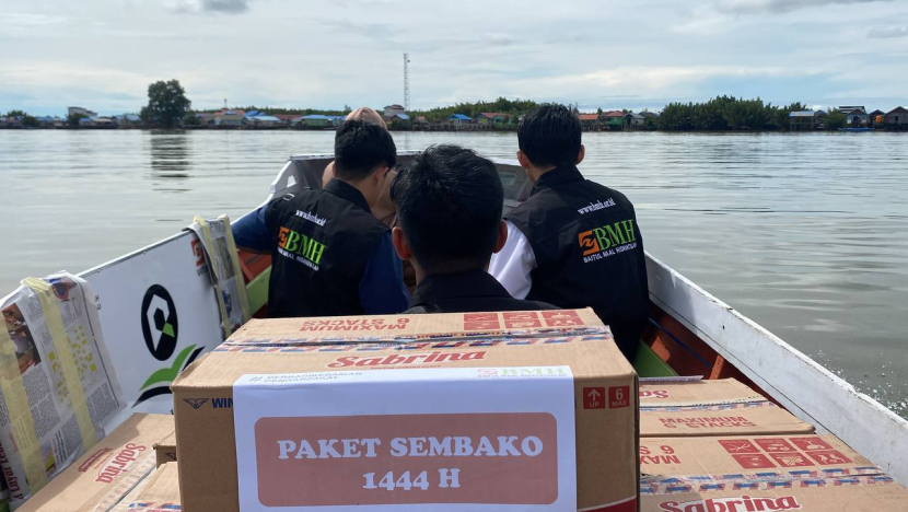 Tim BMH mengangkut sembako yang akan disalurkan kepada warga lanjut usia yang berada di Kampung Pegat Batumbuk, Kecamatan Pulau Derawan, Kabupaten Berau, Kalimantan Timur.