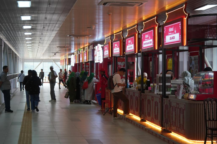 Stasiun Kereta Cepat Whoosh menghadirkan ruang khusus bagi para pelaku usaha mikro kecil menengah yang bergerak di bidang kuliner untuk ambil bagian pada Bazar Kuliner. (Foto: PT KCIC)
