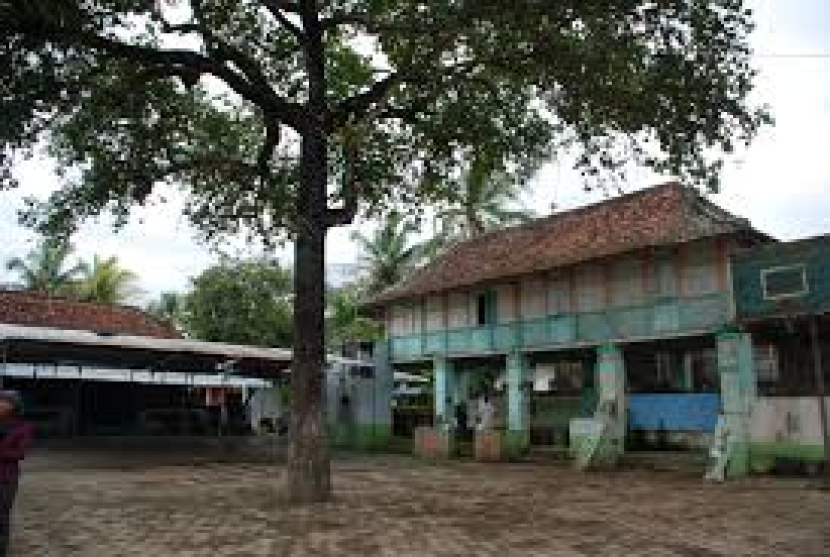Pesantren Somalangu, di Kebumen, Jawa Tengah bagian selatan. Pesantren ini adalah salah satu pesantren tertua di Jawa yang hingga kini masih eksis. Lihat gambar bangunan limasan bertingkat di bagian kiri, itu sisa bangunan pesantren lama yang dilestarikan.  