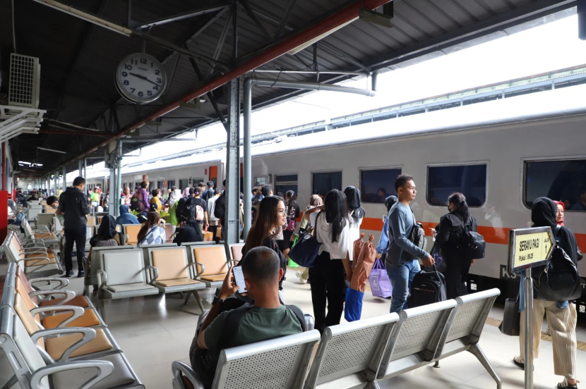 Ilustrasi. Tiket kereta api angkutan Lebaran 2024 sudah bisa dibeli mulai 15 Februari 2024. (Foto: Humas PT KAI)