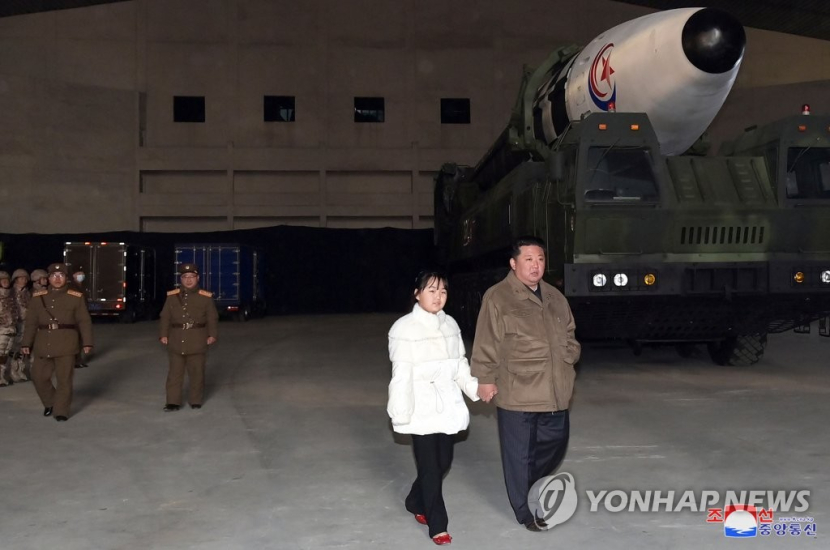 Kim Jong-un ajak sang putri pantau peluncuran rudal. Cr: Yonhap News Agency