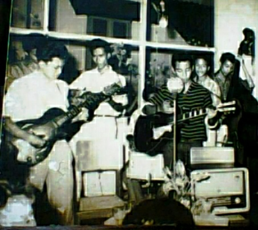 Foto band siswa SMP II Jakarta tahun 1957. Ridwan Saidi kedua dari kanan)