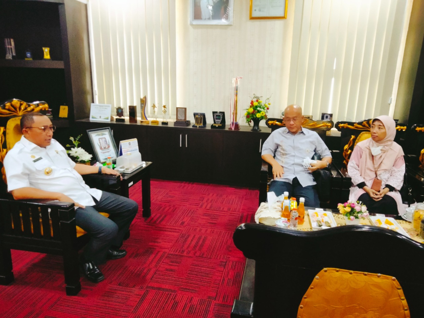 Wali Kota Ternate M Tauhid Soleman (kiri) menyambut rombongan Komite Nasional Ekonomi dan Keuangan Syariah (KNEKS), yaitu Direktur Jasa Keuangan Syariah KNEKS Taufik Hidayat, Kepala Divisi Perbankan Syariah KNEKS Yosita Nur Wirdayanti, dan sejumlah personel.
