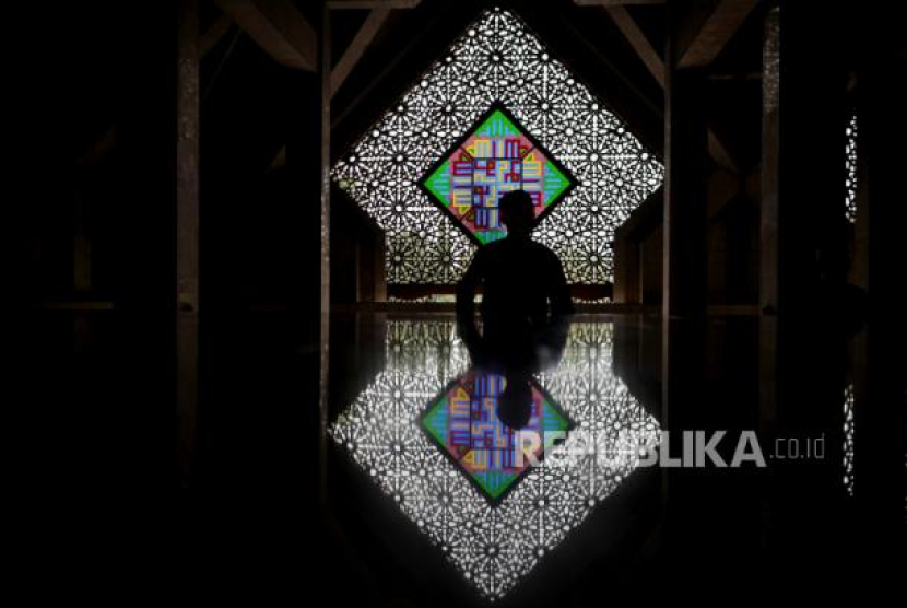 Jamaah melaksanakan shalat Jumat di Masjid At-Tin, Jakarta Timur, Jumat (24/3/2023). Foto: Republika/Thoudy Badai