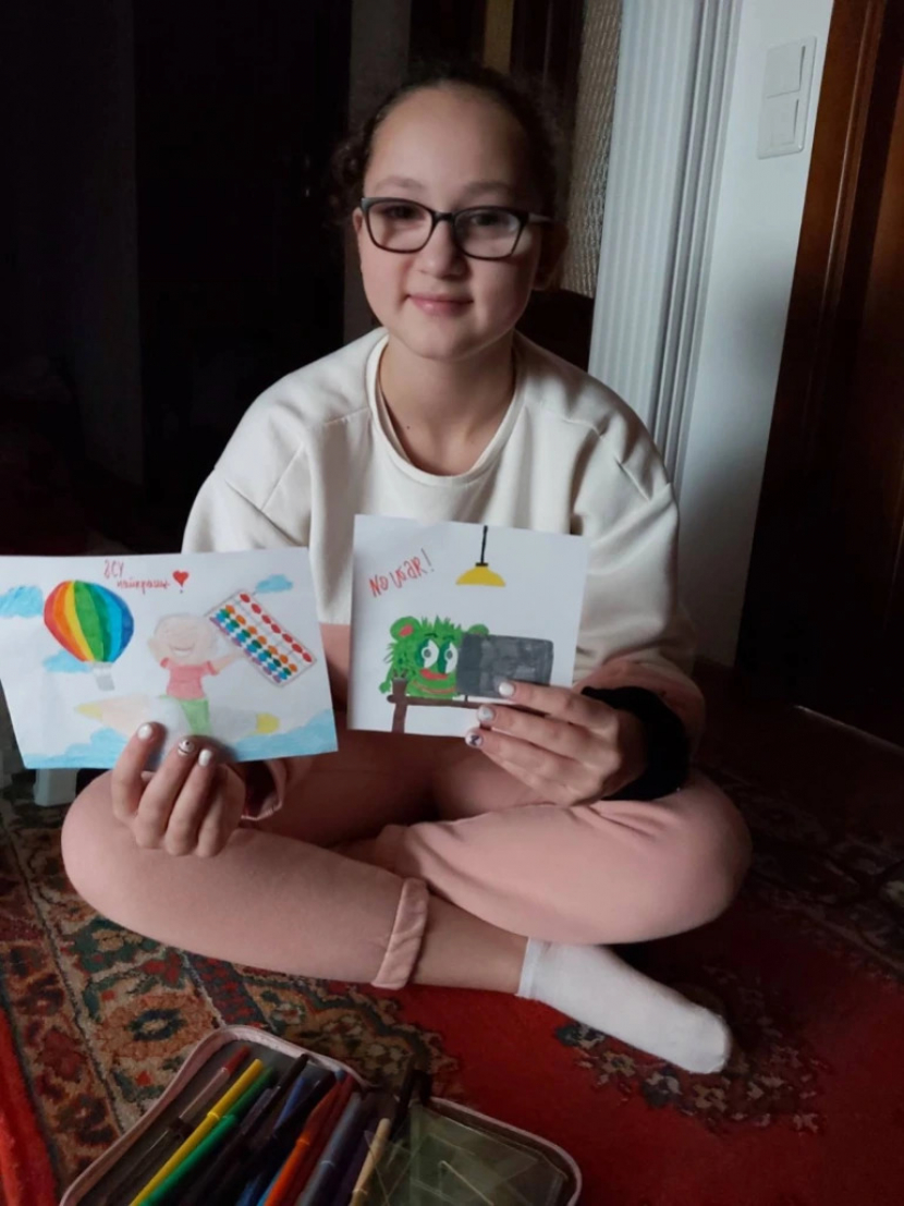 Samira, 11 rahun, mengangkat dua gambar yang menunjukkan kecintaannya pada aritmatika mental, sesuatu yang dia harap bisa dia lakukan lagi [Courtesy of Zakhida Adylova]
