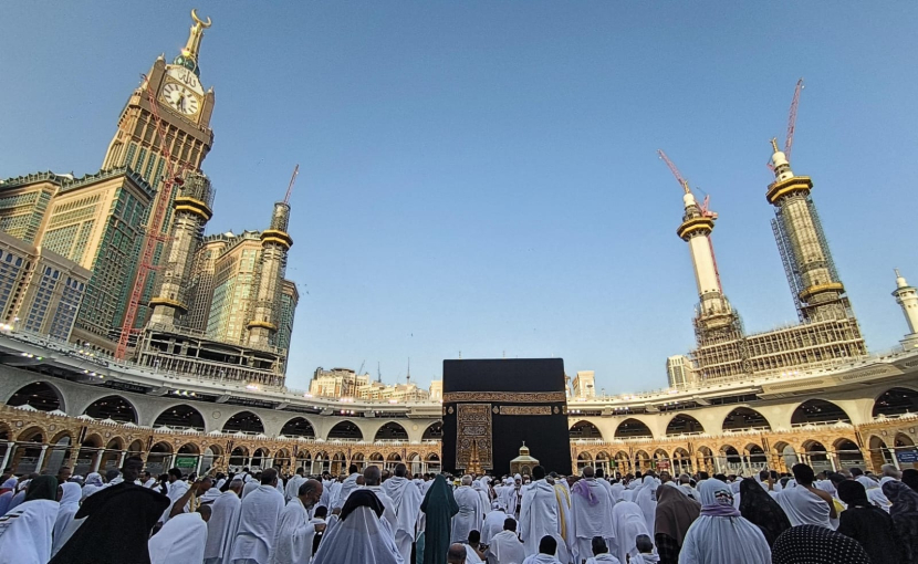 Umat Islam melaksanakan ibadah dan berdoa di Masjidil Haram di dekat Kabah pada musim haji tahun 2023/ 1444 Hijriyah. Fuji E Permana