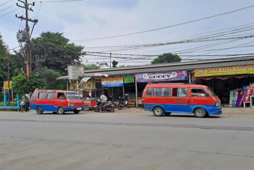 Kondisi angkutan kota (angkot) tengah beroperasi di kawasan Serpong, Tangerang Selatan (Tangsel), Rabu (12/10/2022). Foto: Republika/Eva Rianti