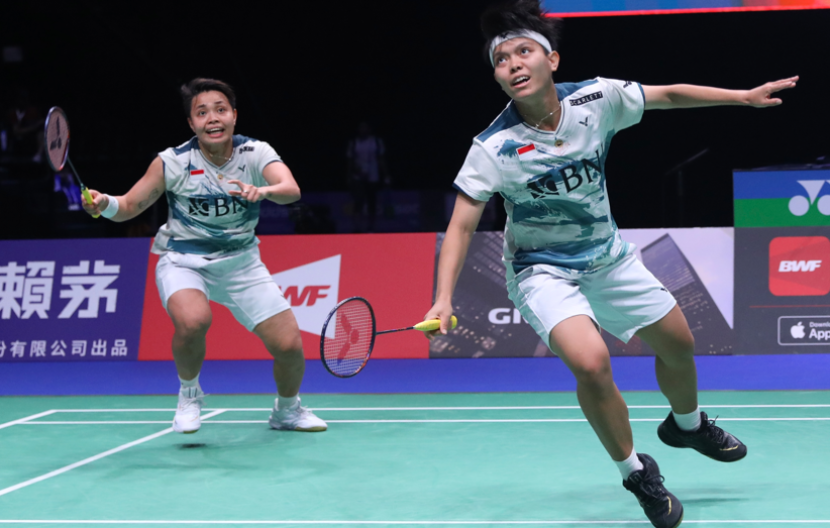 Pasangan ganda putri Indonesia, Apriyani Rahayu/Siti Fadia Silva Ramadhanti lolos ke babak semifinal Kejuaraan Dunia BWF 2023. Apri/Fadia pun memastikan raih medali.