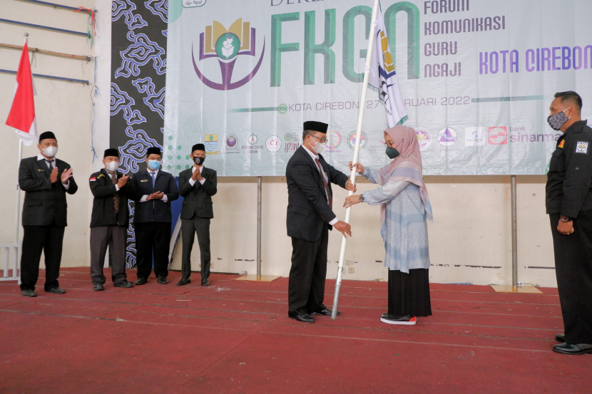 Wakil Wali Kota Cirebon, Eti Herawati (kanan), saat menghadiri Deklarasi dan Pengukuhan FKGN Kota Cirebon di Islamic Center Cirebon, Ahad (27/2/2022). (Dok Diskominfo Kota Cirebon)