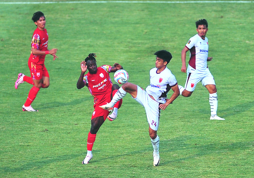 Winger Persis Solo Moussa Sidibe berebut bola dengan gelandang PSM Makassar Muh Rizky Eka Pratama pada laga kedua matchday Piala Presiden 2024 antara Persis Solo melawan PSM Makassar di Stadion Si Jalak Harupat, Senin (22/7/2024).