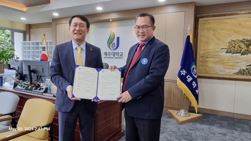 ektor IPB University, Prof Arif Satria berkesempatan untuk memperpanjang nota Kerjasama dengan Presiden Jeju National University (JNU), Prof Kim Eel-Hwan. (Dok. Matapantura.republika.co.id)