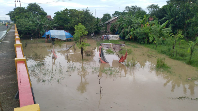 Banjir menggenangi bantaran sungai. (Agus Yulianto/matapantura.republika.co.id)