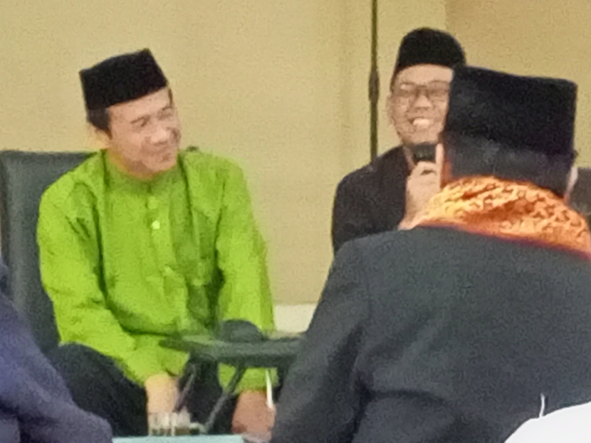 Wakil Wali Kota Depok Imam Budi Hartono (pegang mic) didampingi pengasuh Ponpes Darul Akhyar Depok, Dr. KH. Syamsul Yakin (kiri), saat memberi sambutan pada acara Kajian Kitab Kuning, Sabtu (15/7) pagi.