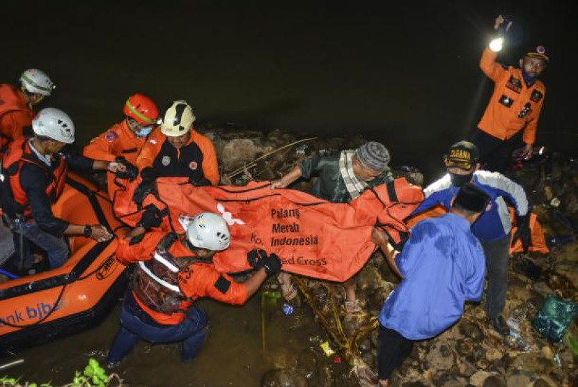 Tim SAR Gabungan mengevakuasi korban tenggelam. (Dok. Republika)