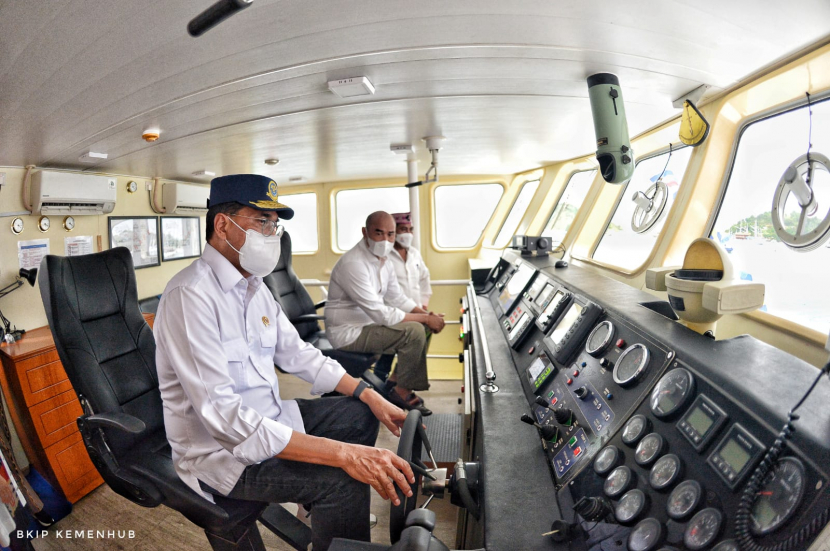 Menhub Budi Karya Sumadi meresmikan dua unit Kapal Wisata Bottom Glass buatan dalam negeri untuk daerah wisata superprioritas Labuan Bajo, NTT. (Istimewa)