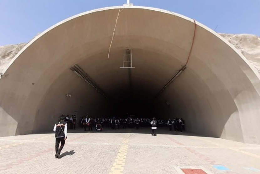 Petugas haji menyusuri terowongan Mina di Makkah. Pada Ahad (10/7/2022) listrik di terowongan ini mengalami padam. (Republika/Muhammad Hafil )