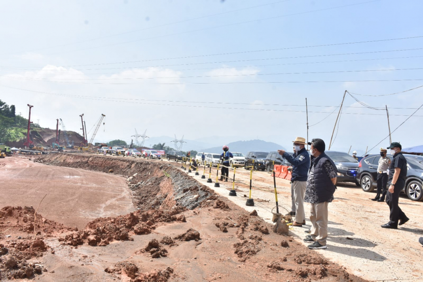 Ridwan Kamil meninjau pembangunan tol Cisumdawu