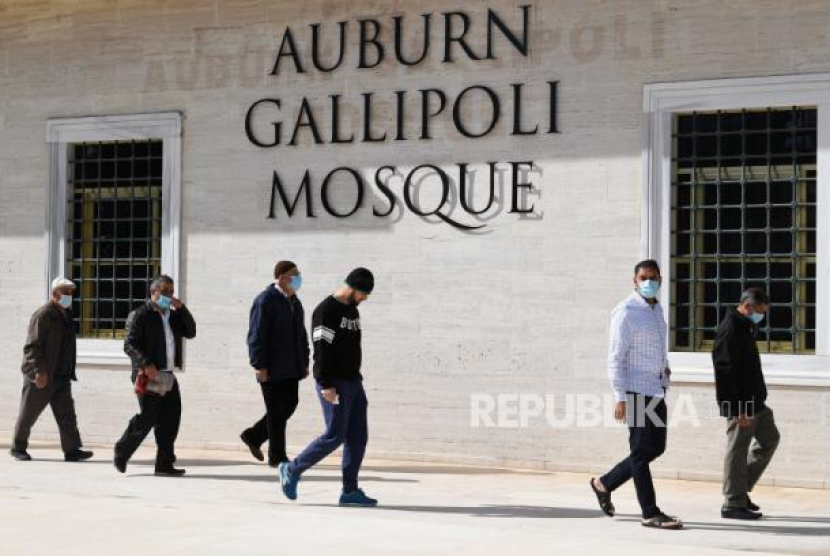  Komunitas Muslim pergi setelah merayakan Idul Adha di Masjid Auburn Gallipoli di Sydney, Australia, 31 Juli 2020. Foto: EPA-EFE/JOEL CARRETT