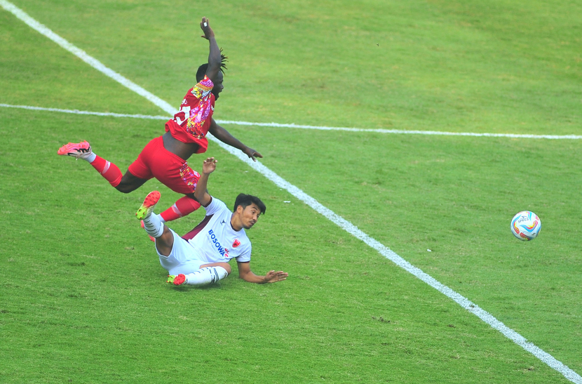 Winger Persis Solo Moussa Sidibe diadang PSM Makassar  Muh Rizky Eka Pratama pada laga kedua matchday Piala Presiden 2024 antara Persis Solo melawan PSM Makassar di Stadion Si Jalak Harupat, Senin (22/7/2024).