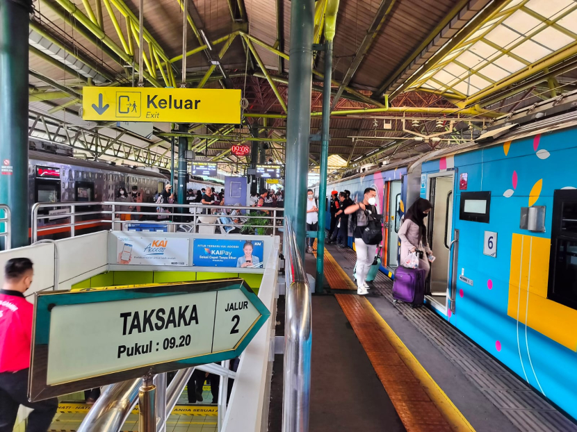 Penumpang menaiki kereta Taksaka di Stasiun Gambir, Jakarta, pada saat liburan panjang Idul Adha 2023 pekan ini. (Foto: Humas PT KAI)