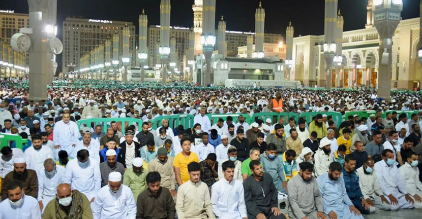 Jamaah padati Masjidil Haram pada tarawih pertama Ramahan 2022.