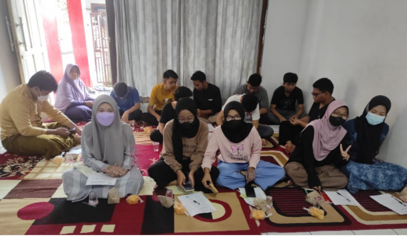  Para remaja anggota Majelis Taklim Hidayatul Mubtadin mengikuti kegiatan pengabdian masyrakat dalam bentuk pemberian materi secara daring oleh dosen Universitas BSI, Minggu (22/05/22). Foto : dok