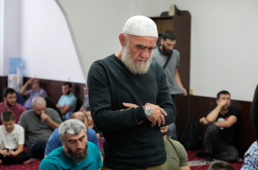 Tatar Krimea berdoa di masjid di ibukota Ukraina, Kyiv, pada 13 Agustus [File: Efrem Lukatsky/AP Photo]