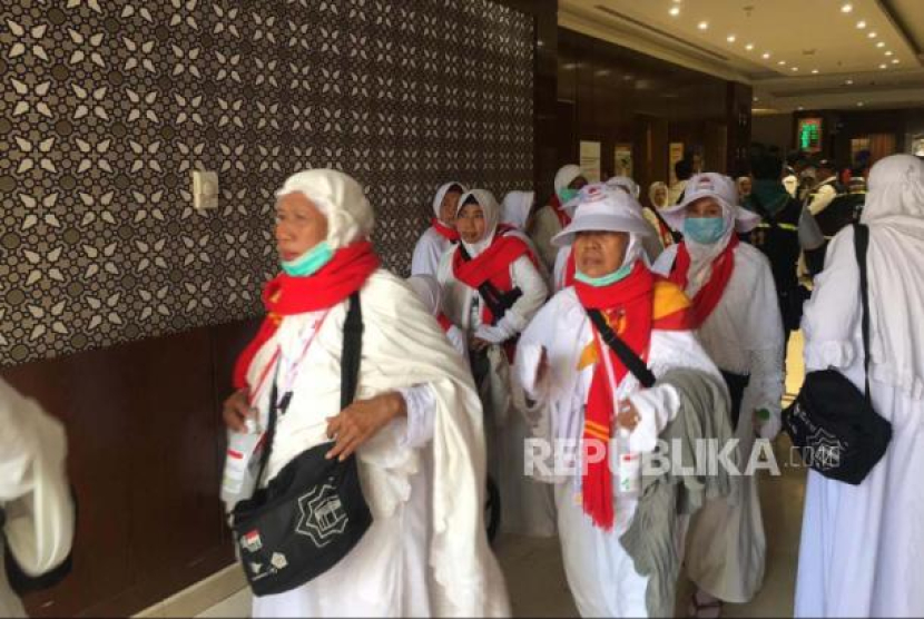 Jamaah haji kloter 1 Solo (SOC-1) bersiap berangkat menuju Makkah di Hotel Abraj Tabah, Kamis (2/6/2023). Dijadwalkan ada lima kloter yang diberangkatkan pada hari ini. Jamaah Haji Indonesia Mulai Didorong dari Madinah ke Makkah Hari Ini. Foto: Republika/Agung Sasongko