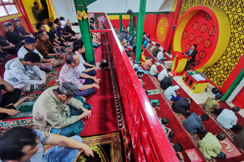 Jamaah Masjid Lautze 2  menjalankan ibadah shalat Juimat, beberapa waktu lalu di Jalan Tamblong Bandung. Masjid dengan arsitektur khas Tiongkok ini menjadi salah satu tempat berkegiatan mualaf dari etnis Tionghoa di Bandung. (Foto: Yogi Ardhi/Republika Network)