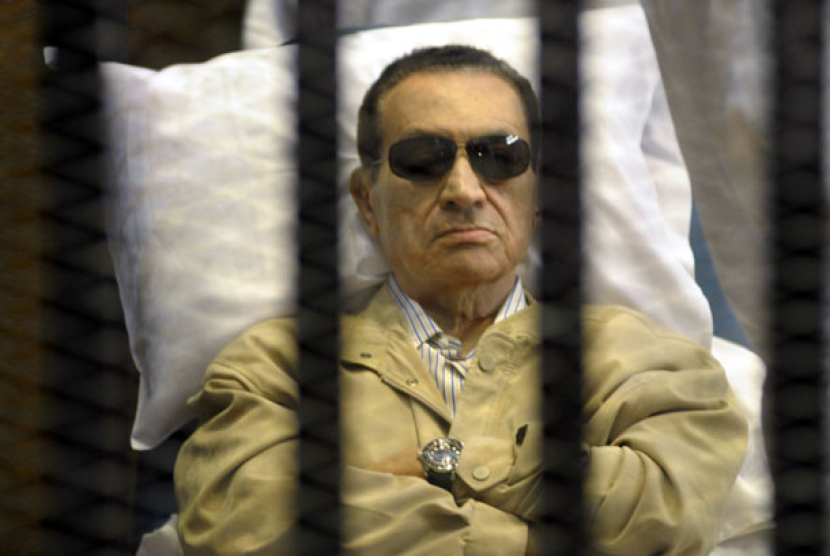  Foto file mantan presiden Mesir Hosni Mubarak dalam ruang pengadilan di Kairo, Mesir, 2 Juni 2012. Foto: AP