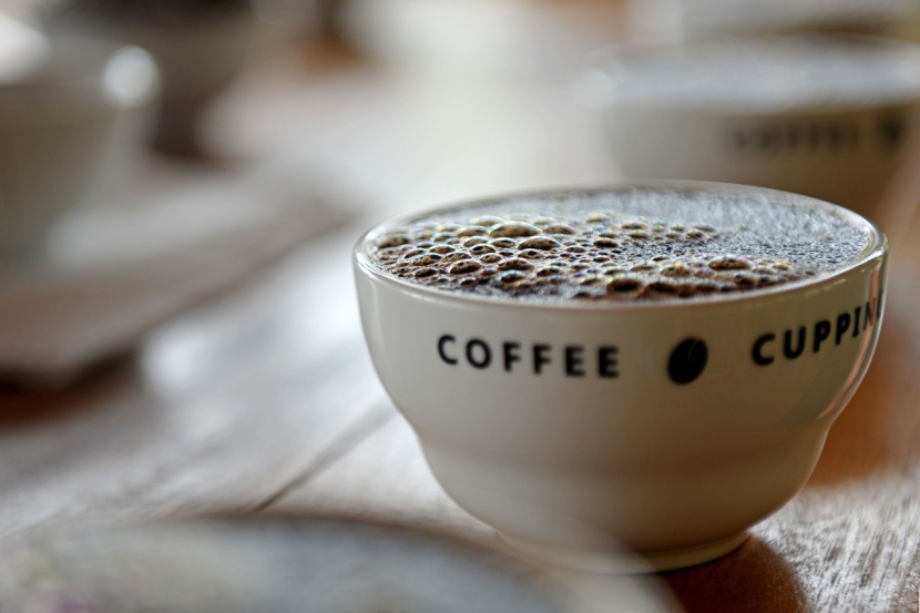 Penyeduhan kopi untuk proses cupping. (foto: Prayogi)
