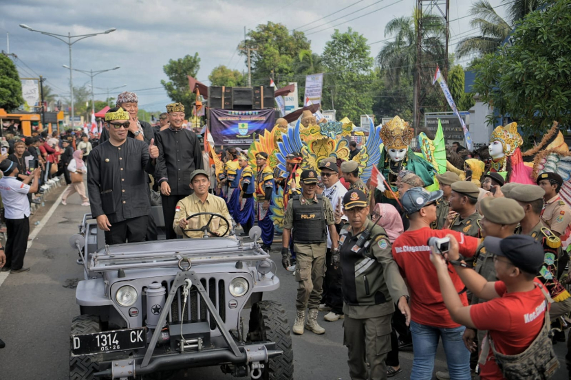 Gubernur Jawa Barat, Ridwan Kamil, melepas kirab budaya dan karnaval pembangunan dalam rangka Hari Jadi ke-533 Kabupaten Majalengka, Kamis (8/6/2023). (Foto: Biro Adpim Jabar)