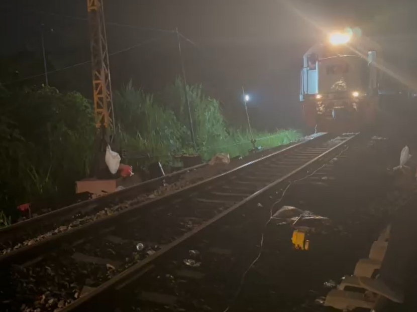 Proses evakuasi sarana lokomotif dan kereta KA Pandalungan yang mengalami anjlokan telah selesai dilakukan pada Senin (15/1) dini hari. (Foto: Humas PT KAI)