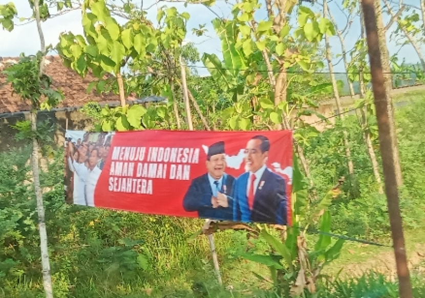 Spanduk politik dengan foto Prabowo-Jokowi tersebar di wilayah kandang banteng, Semarang dan Grobogan. Bahkan di sekitar objek wisata Bleduk Kuwu pun dipasang.