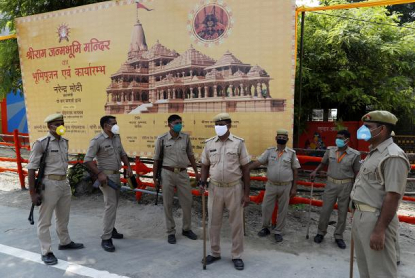  Polisi berjaga-jaga menjelang upacara peletakan batu pertama sebuah kuil yang didedikasikan untuk dewa Hindu Ram di Ayodhya, di negara bagian Uttar Pradesh, India, Selasa, 4 Agustus 2020. (dok. AP/Rajesh Kumar Singh)